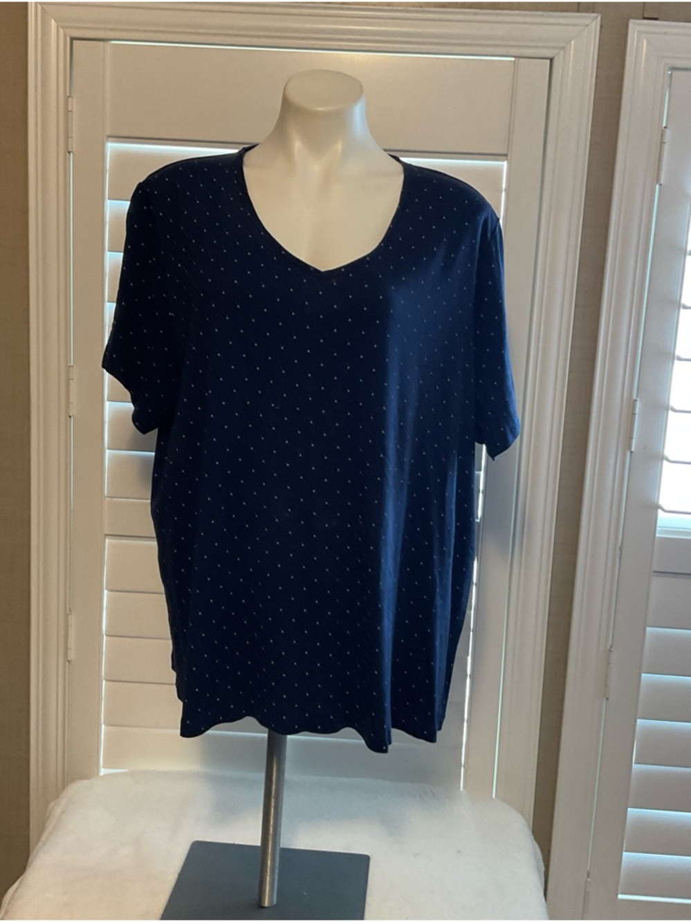 croft & barrow Navy Blue Short Sleeve V-Neck Top with Tiny Dot Print